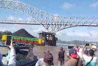 Tongkang batu bara saat hendak menabrak tiang fender Jembatan  Pangulu Iban, dan warga yang ramai mengabadikan insiden, Rabu(21/02/2024).Foto.screnshot video warga