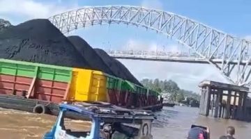 Tongkang batu bara saat hendak menabrak tiang fender Jembatan Pangulu Iban, Rabu(21/02/2024).Foto.screnshot video warga
