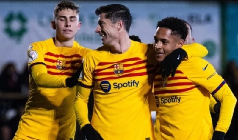 Penyerang Barcelona, Robert Lewandowski melakukan selebrasi dengan rekan-rekannya setelah mencetak gol ke gawang tim divisi empat, Barbastro dalam laga 32 besar Copa del Rey 2023-2024 di Municipal de Deportes, Senin (8/1/2024). [Dok. Barcelona]