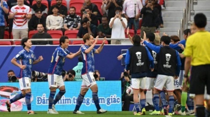 Penyerang Jepang Ayase Ueda merayakan golnya ke gawang Bahrain dalam laga babak 16 besar Piala Asia 2023 di Stadion al-Thumama di Doha pada 31 Januari 2024. HECTOR RETAMAL / AFP
