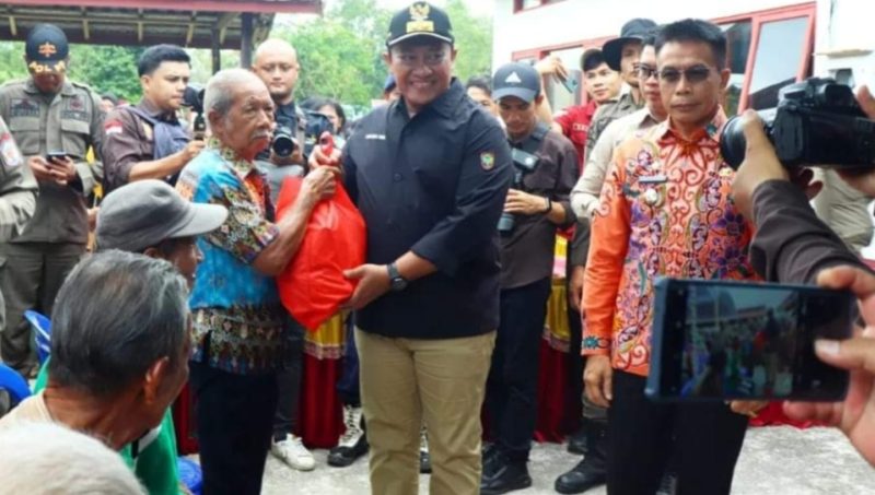 Wagub Kalteng Edy Pratowo didampingi  Pj Mura Hermon membagikan sembako di Kecamatan Laung Tuhup, Kamis (1/2/2024). (Foto :1tulah.com)