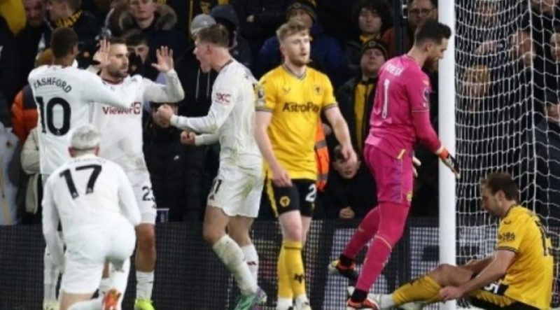 Selebrasi Rasmus Hojlund usai menjebol gawang Wolves. (AFP/Darren Staples)
