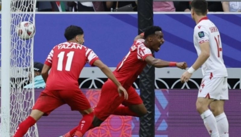 Pemain Timnas Yordania merayakan golnya ke gawang Tajikistan pada laga perempat final Piala Asia 2023 di Stadion Ahmed bin Ali, Al Rayyan, Doha, Qatar, Jumat (2/2/2024) malam WIB. [KARIM JAAFAR / AFP]