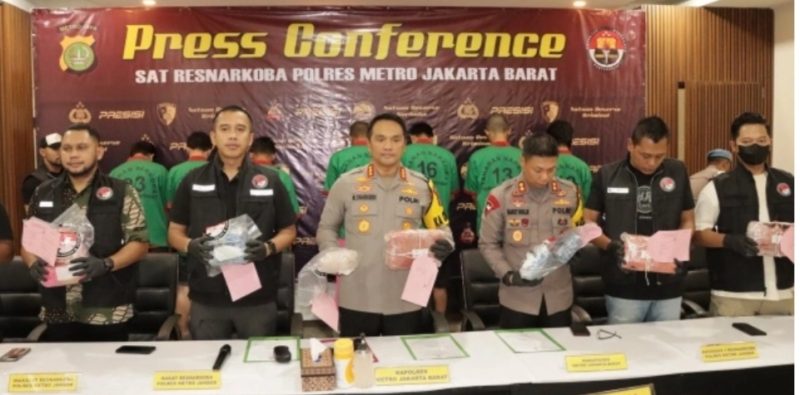 Satres Narkoba Polres Metro Jakarta Barat meringkus 7 tersangka pengendar narkotika dari 4 lokasi berbeda. (foto dok polisi)