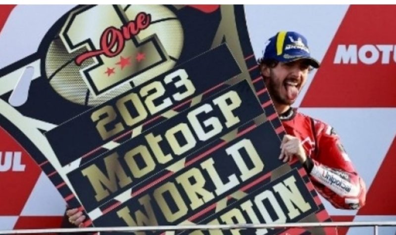 Pembalap Ducati Italia Francesco Bagnaia merayakan di podium setelah memenangkan Grand Prix MotoGP Valencia di arena pacuan kuda Ricardo Tormo di Cheste, pada 26 November 2023. JOSE JORDAN / AFP