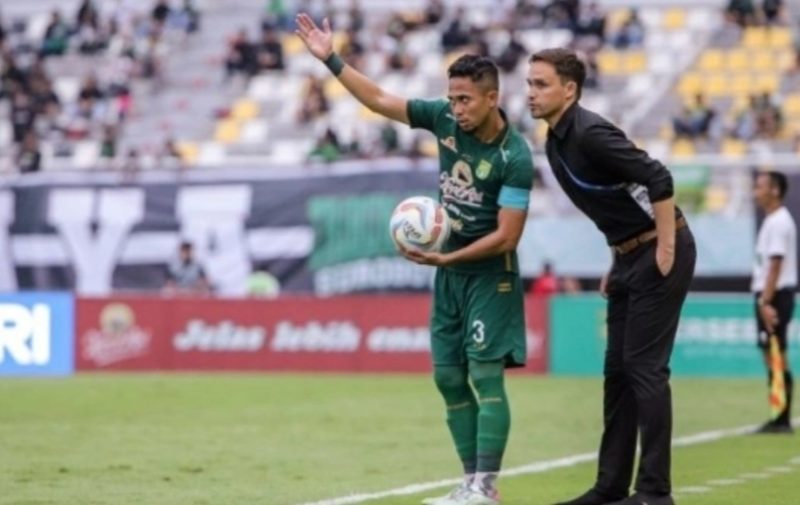 Pelatih Persebaya Surabaya Paul Munster (kanan) memberi instruksi saat timnya melawan Bhayangkara Presisi Indonesia FC pada pertandingan BRI Liga 1 di Stadion Gelora Bung Tomo, Surabaya, Jawa Timur, Minggu (4/2/2024). ANTARA/Rizal Hanafi
