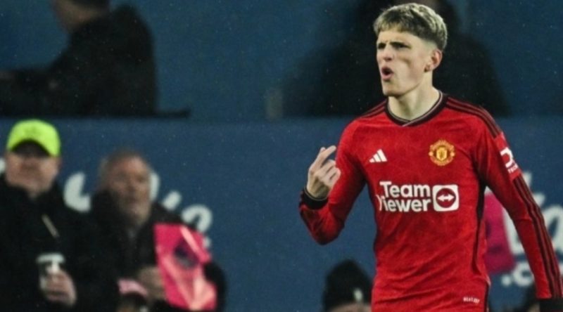 Winger Manchester United, Alejandro Garnacho melakukan selebrasi usai mencetak gol ke gawang Everton pada laga Liga Inggris di Goodison Park, Liverpool, Senin (27/11) dini hari WIB. [Paul ELLIS / AFP]