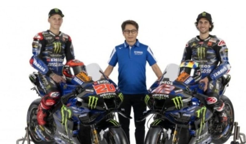 Fabio Quartararo, Manajer Umum Divisi Pengembangan Olahraga Motor Yamaha Takahiro Sumi, dan Alex Rins berfoto bersama motor Yamaha YZR-M1 untuk menghadapi MotoGP 2024. (ANTARA/HO/Monster Energy Yamaha