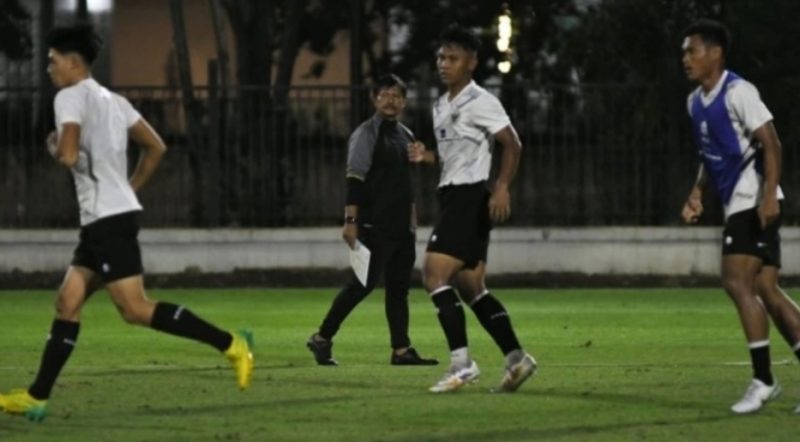Pelatih timnas Indonesia U-20 Indra Sjafri (kedua kiri) memimpin latihan para pemainnya di Lapangan A, Kompleks Gelora Bung Karno, Jakarta (29/1/2024). ANTARA FOTO/Fakhri Hermansyah/aww.