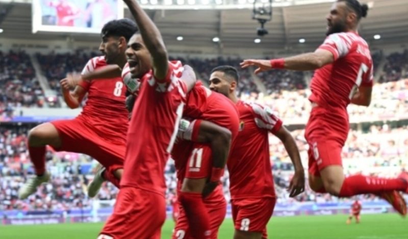 Selebrasi para pemain Yordania setelah memenangi laga melawan Tajikistan (the-afc.com