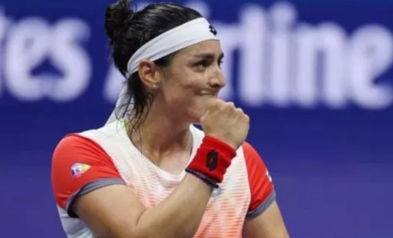 Petenis Tunisia Ons Jabeur usai menaklukkan petenis Australia Ajla Tomlijanovic dalam perempat final US Open 20202 di USTA Billie Jean King National Tennis Center, Queens, New York, pada 6 September 2022. (Getty Images via AFP/AL BELLO)
