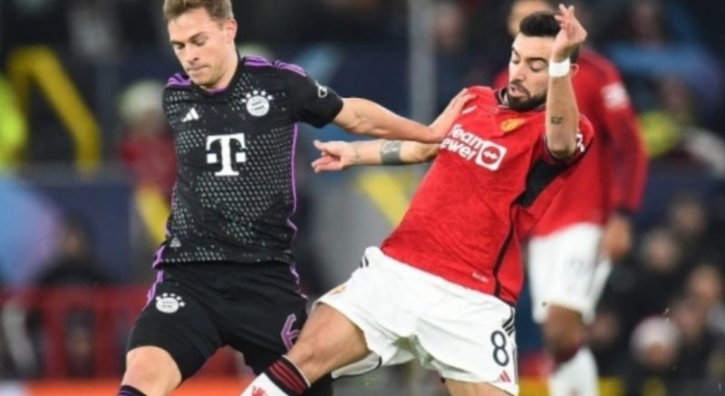 Gelandang Bayern Munich, Joshua Kimmich (kiri) berduel dengan gelandang Manchester United, Bruno Fernandes pada laga Liga Champions di Old Trafford, Manchester, Inggris, 12 Desember 2023. [PETER POWELL / AFP]