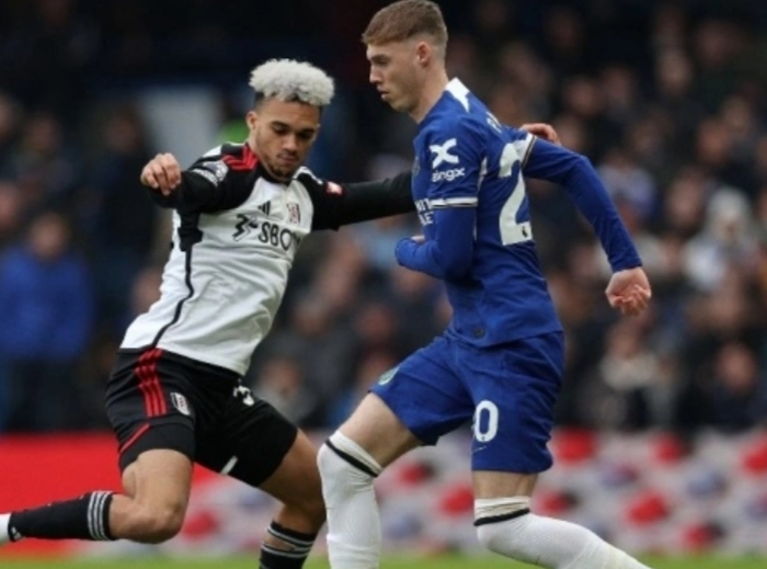 Bek Fulham #33 Antonee Robinson (kiri) bersaing dengan gelandang Chelsea #20 Cole Palmer selama pertandingan pekan ke-21 Liga Inggris 2023-2024 antara Chelsea vs Fulham di Stamford Bridge, London pada 13 Januari 2024. Adrian DENNIS / AFP.