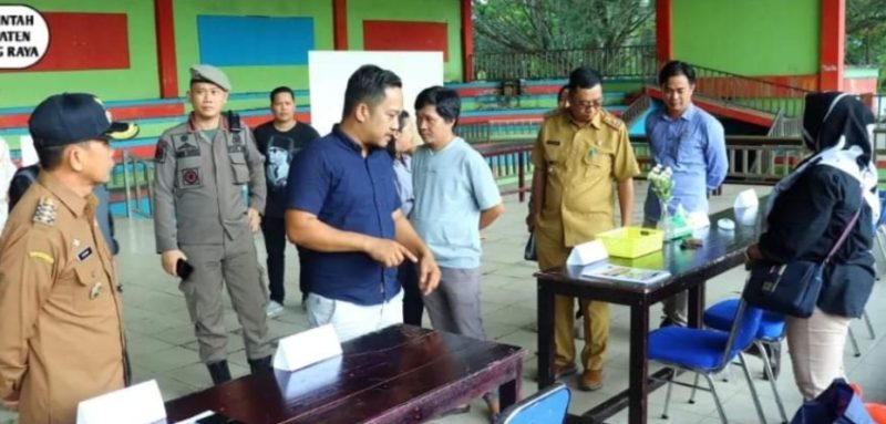 Pj Bupati Murung Raya Hermon tinjau kesiapan TPS jelang pemilu, Selasa (13/2/2024). (Foto : DiskominfoSP)