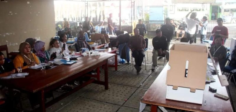 Pj Bupati Hermon saat memantau proses penghitungan suara di TPS Rabu (14/2/2024) sore. (Foto :1tulah.com)