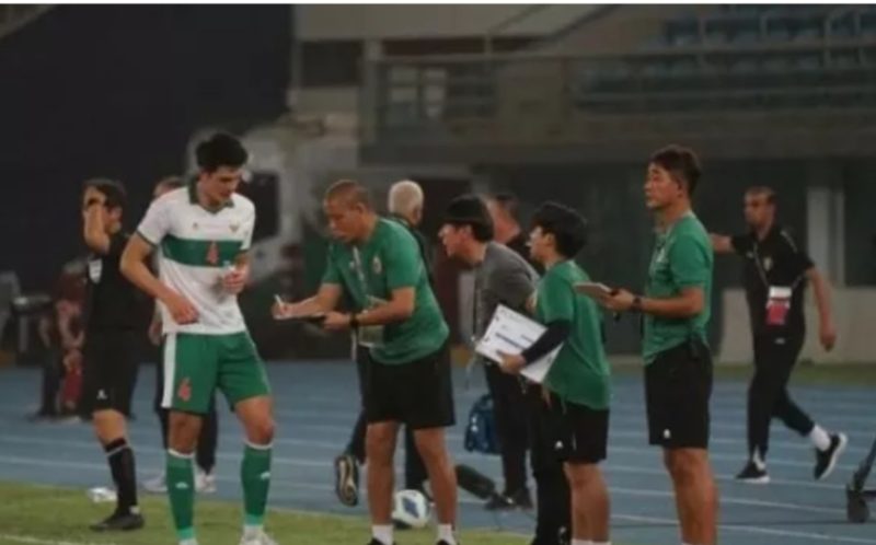 Nova Arianto saat mendampingi Shin Tae-yong di timnas Indonesia. (Instagram/novarianto30)