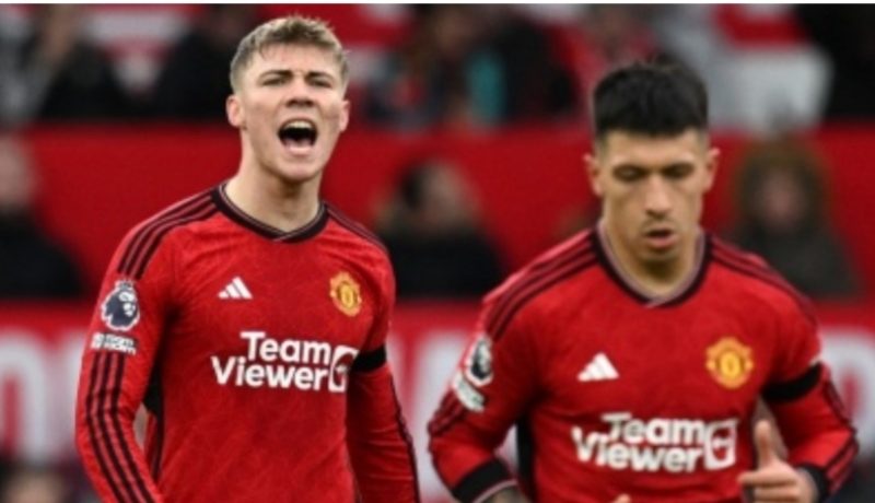 Penyerang Manchester United, Rasmus Hojlund (kiri) melakukan selebrasi usai mencetak gol ke gawang West Ham United pada laga Liga Inggris di Old Trafford, Manchester, Minggu (4/2/2024) malam WIB. [PAUL ELLIS / AFP]