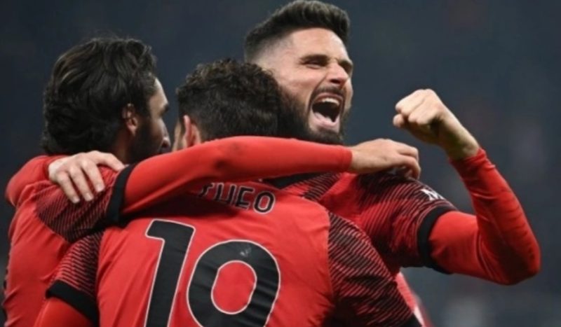 Pemain AC Milan antara lain Theo Hernandez, Yacine Adli dan Olivier Giroud. (AFP/ISABELLA BONOTTO)