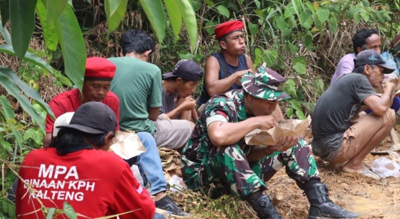 Ciptakan Kebersamaan, Satgas TMMD KE-119 Kodim 1013/Mtw makan bersama warga 