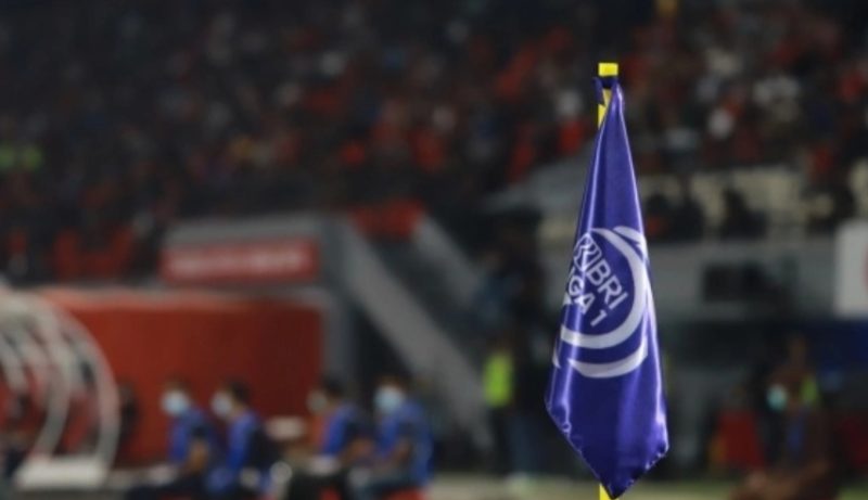 Bendera sepak pojok dengan logo BRI Liga 1. [BRI Liga 1