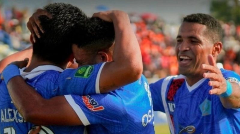 Striker PSBS Biak, Alberto 'Beto' Goncalves (kanan) melakukan perayaan gol bersama rekan-rekannya di Liga 2 2023-2024. [Dok. PSBS Biak]