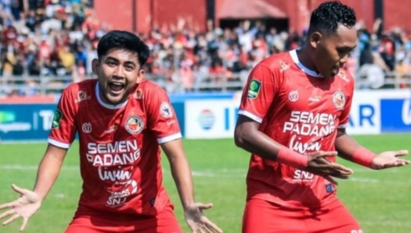 Selebrasi pemain Semen Padang Ahmad Ihwan (kanan) usai bobol gawang Malut United dalam leg kedua semifinal Liga 2 2023/2024 di Stadion Haji Agus Salim, Padang, Kamis (29/2/2024). (Dok. Semen Padang).
