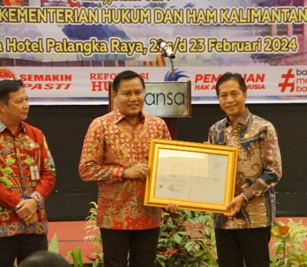 Kantor Wilayah Kementerian Hukum dan Hak Asasi Manusia (Kemenkum HAM) Kalimantan Tengah memberikan penghargaan kepada Pemkab Barito Utara di Ballroom hotel Luwansa Palangka Raya, Kamis (22/2/2024). Foto:Delia/1tulah.com