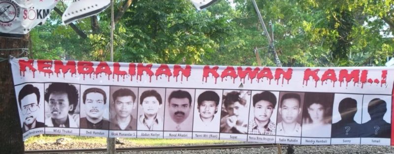 Poster dengan foto 13 aktivis pro demokrasi tahun 1997/1998 yang hingga kini masih hilang. (VOA/Fathiyah Wardah).