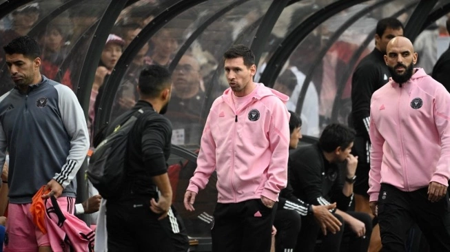 Penyerang Inter Miami asal Argentina, Lionel Messi (tengah) berjalan ke bangku cadangan selama pertandingan persahabatan antara Hong Kong XI vs Inter Miami CF di Hong Kong pada 4 Februari 2024. Inter Miami dicemooh di luar lapangan setelah Lionel Messi absen dan cuma duduk di bangku cadangan selama pertandingan (sumber: suara.com)