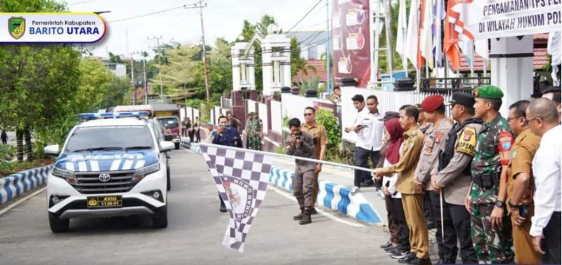 Pelepasan Distribusi Logistik Pemilu 2024 di halaman Kantor KPU Barito Utara yang dipimpin langsung oleh Pj Bupati Drs Muhlis, Senin (12/2/2024). Foto:Delia/1tulah.com