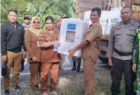 Camat Dustim Nina Marissa (kiri memegang kotak suara). Foto: 1tulah.com/zakirin
