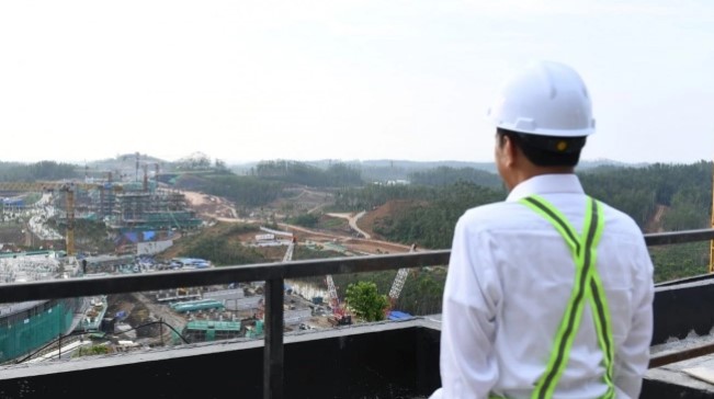 Presiden Joko Widodo atau Jokowi tengah meninjau pembangunan Istana Kepresidenan dan Kantor Presiden di Ibu Kota Nusantara (IKN), Kabupaten Penajam Paser Utara, Kalimantan Timur, Kamis (21/12/2023). (Kris - Biro Pers Sekretariat Presiden)