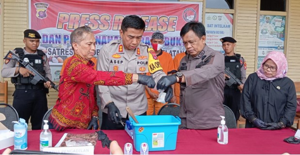 Kalolres Barsel, AKBP Asep Bangbang Saputra (tengah) didampingi Kepala Kejaksaan Negeri (Kejari) dan Perwakilan dari Pengadilan Negeri saat memusnahkan Barbuk narkotika jenis sabu, Kamis (1/2/2024). Foto. Alifansyah/1tulah.com