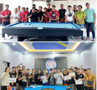 Julius M. Sinaga Ketua PWI Barsel berfoto bersama peserta lomba sebelum dimulai (atas) dan berfoto bersama usai menyerahkan piala kepada para juara (bawah). Foto. Alifansyah/1tulah.com