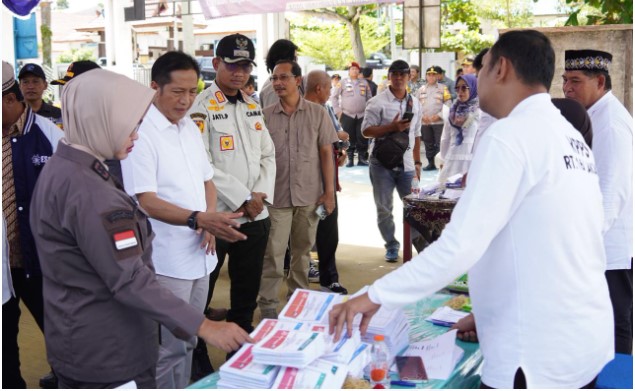 Pj. Bupati Barito Utara  Drs.Muhlis saat memantau langsung  kondusivitas pelaksanaan Pemilu 2024 di wilayah setempat. Foto:Delia/1tulah.com