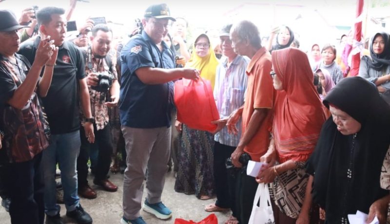 Wagub Kalteng H. Edy Pratowo menyerahkan paket sembako secara simbolis. Foto:Istimewa