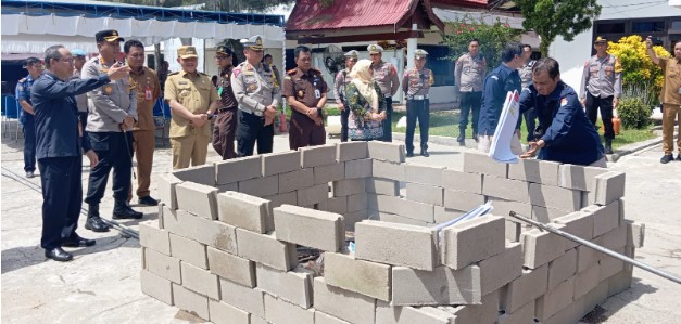 H. Deddy Winarwan, Pj. Bupati Barsel (tengah baju dinas) bersama Asisten I dan Kapolres, Kejari, Kodim 1012/BTK, dan sejumlah perwakilan dari Parpol serta Ketua KPU, Rolina menyaksikan anggota KPU membakar suart suara yang lebih dan rusak, di Buntok, Selasa (13/2/2024). 
Foto. Alifansyah/1tulah.com
