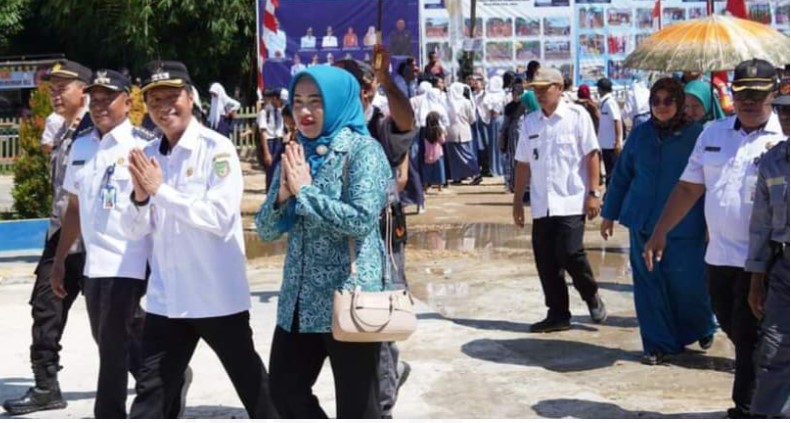 Pj. Bupati Barito Utara, didampingi Ibu Ketua Tim penggerak PKK kabupaten Barito Utara, Marsiana Muhlis saat menghadiri Musyawarah Pembangunan Rencana Kerja Perangkat Daerah (Musrenbang RKPD) 2025 Tingkat Kecamatan Montallat tahun 2024, Rabu (28/2/2024).Foto:Delia/1tulah.com