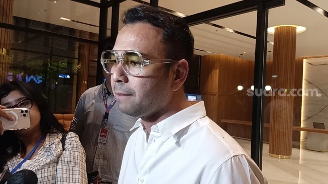 Raffi Ahmad ditemui di kantornya kawasan BSD, Tangerang Selatan pada Kamis (1/2/2024) (sumber: suara.com)