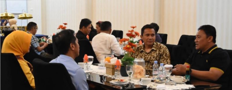 Pj Bupati Barito Utara saat menjamu Wakil Gubernur Kalimantan Tengah H.Edy Pratowo, S.Sos., M.M bersama jajarannya di Aula Rumah Jabatan Bupati Barito Utara, Kamis (1/2/2-24).Foto:Delia/1tulah.com
