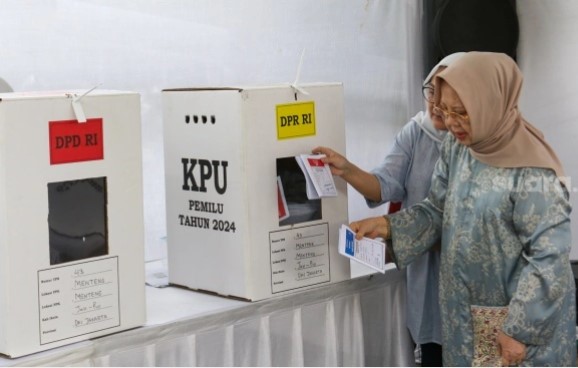 Warga melakukan pencobolsan surat suara ulang di TPS 043, Menteng, Jakarta, Sabtu (24/2/2024). [Suara.com/Alfian Winanto]