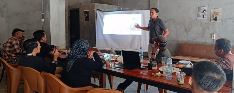 Trend Asia dan Forest Watch Indonesia (FWI) menggelar bincang media bersama sejumlah jurnalis lokal di kawasan Bandarmasih Tempoe Doeloe (BDT), Jumat (23/2/2024).Foto:Istimewa