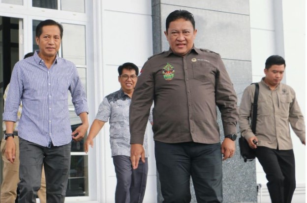 Pj. Bupati Barito Utara didampingi Kepala Perangkat Daerah melepas kepulangan rombongan Wakil Gubernur Kalimantan Tengah, H. Edy Pratowo, S.Sos., M.M. beserta jajaran setelah melakukan kunjungan kerja di Kabupaten Barito Utara, Kamis (01/02/2024).Foto:Delia/1tulah.com
