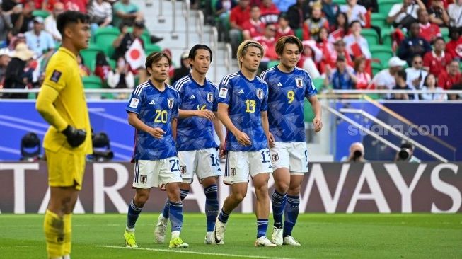 Gelandang Jepang Takefusa Kubo, bek Seiya Maikuma, gelandang Keito Nakamura, dan penyerang Ayase Ueda berjalan bersama usai pertandingan sepak bola Grup D Piala Asia 2023 antara Jepang dan Indonesia di Stadion al-Thumama, Doha, Qatar, Rabu (24/1/2024) (sumber: suara.com)