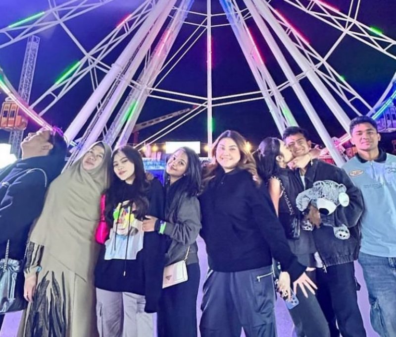 Foto bersama Pratam Arhan dan Azizah Salsha dengan rekan-rekan saat di Qatar (sumber: instagram @arhanzize__)