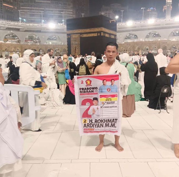 Seorang pria kampanye di depan Ka’bah Mekkah (sumber: akun X @imanlagi)