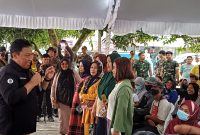 Wagub Kalteng, edy Pratowo saat berdialog dengan warga Muara Teweh di kegiatan pasar Penyeimbang Provinsi Kalteng, Kamis (01/02/2024) di Muara Teweh. Foto.Delia/1tulah.com