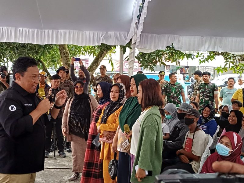 Wagub Kalteng, edy Pratowo saat berdialog dengan warga Muara Teweh di kegiatan pasar Penyeimbang Provinsi Kalteng, Kamis (01/02/2024) di Muara Teweh. Foto.Delia/1tulah.com