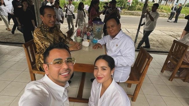 Raffi Ahmad dan Nagita Slavina berfoto dengan Presiden Jokowi dan Menhan Prabowo Subianto di Magelang (29/1/2024) (sumber: suara.com)