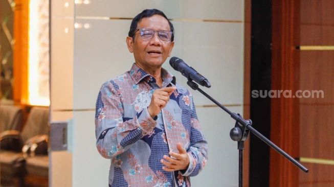 Mahfud MD saat menggelar konferensi pers pengundurkan diri sebagai menteri di Kantor Kemenpolhukam, Jakarta, Kamis (1/2/2024) (sumber: suara.com)